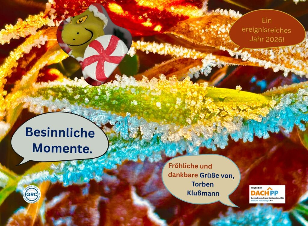 Laub gesäumt von Frost ist sonnenbeschienen und bunt. In einem Bild im Bild findet sich links oben ein Bildausschnitt mit Rundungen in dem im Hintergrund ein Foto einer Grinch-Figur eine große, rot-weiße Süßigkeit zeigt. rechts oben steht: "Ein ereignisreiches 2026" in einer bräunlichen Sprechblase. UNten im Bild von den sich die Logos des QRC e.V. und des DACH^PP e.V. Links mittig steht in einer "Sprechblase Besinnliche Momente." und in einer dritten Sprechblase: "Fröhliche und dankbare Grüße von Torben Klußmann.