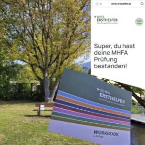 Collage eines Fotos vom Workbook MHFA Ersthelfer eines von einem Baum mit Bank davor auf der das Workbook steht und einem Screenshot von der Meldung der Website mhfa-ersthelfer.de mit der Info: Super, du hast deine MHFA Prüfung bestanden!.